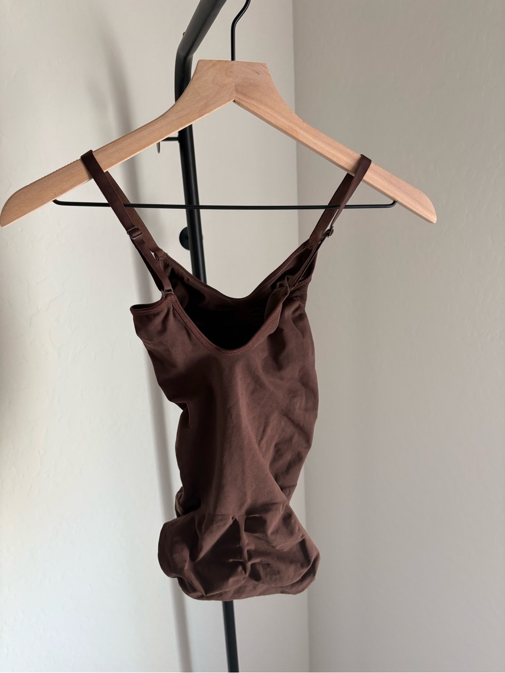 SKIMS Seamless Sculpt Cami Bodysuit Chocolate Brown - Picture 4 of 5